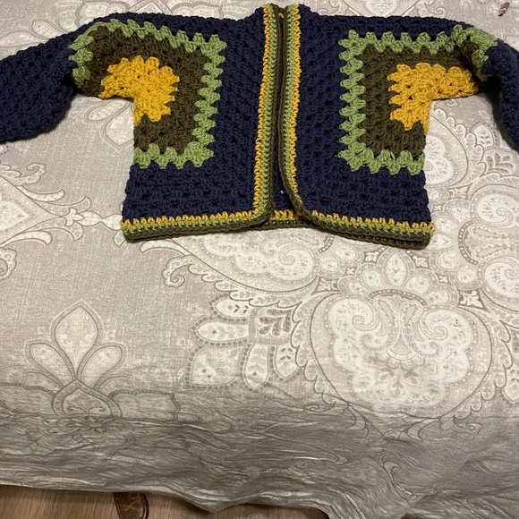 Hand crotched child’s sweater size 2T - Picture 4 of 4